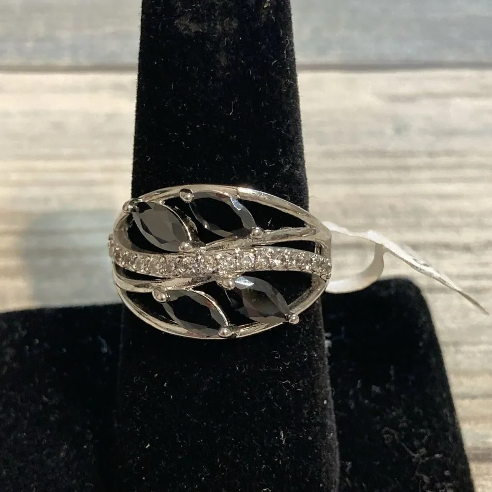 Costume Cocktail Ring size 7.5 Black Stones silver tone ring NWOT clear crystals